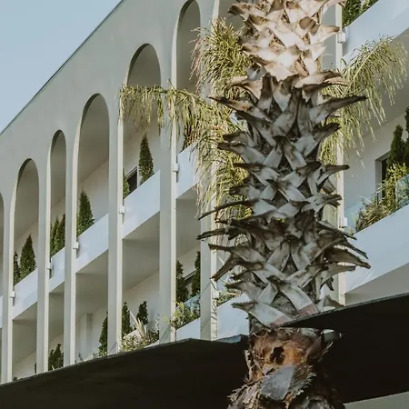 Flower & Hotel Golem (Tirana)