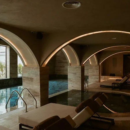 Flower & Ξενοδοχείο Golem (Tirana)