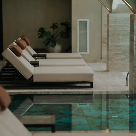 Flower & Golem (Tirana)