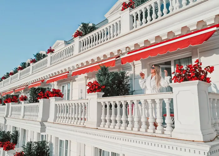 Flower & Golem (Tirana)